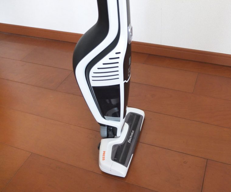 ↑掃除中に本体を前に傾けると、90°近くでヘッドと本体のジョイント部にロックがかかり、自立します