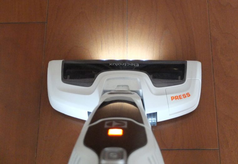 ↑ヘッド前面のLEDライトで、ベッドやソファの下、納戸など暗い場所のゴミやホコリの有無を確認しながら掃除