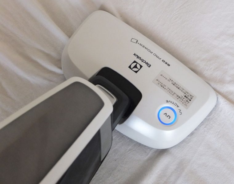 ↑スティックからハンディ掃除機部分を外し、「ベッド・プロ・パワーUVノズル」を装着。UVライトはノズルのUVボタンを押すことでオン/オフできます