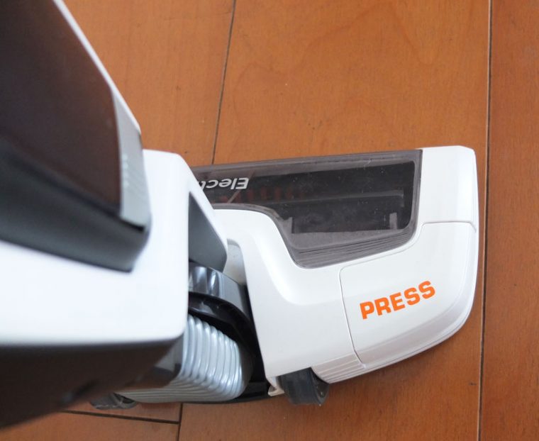 ↑運転中にヘッドの「PRESS」ボタンを押すと「ブラシロールクリーン機能」が稼働。ブラシに絡んだ毛を切って吸引してくれます