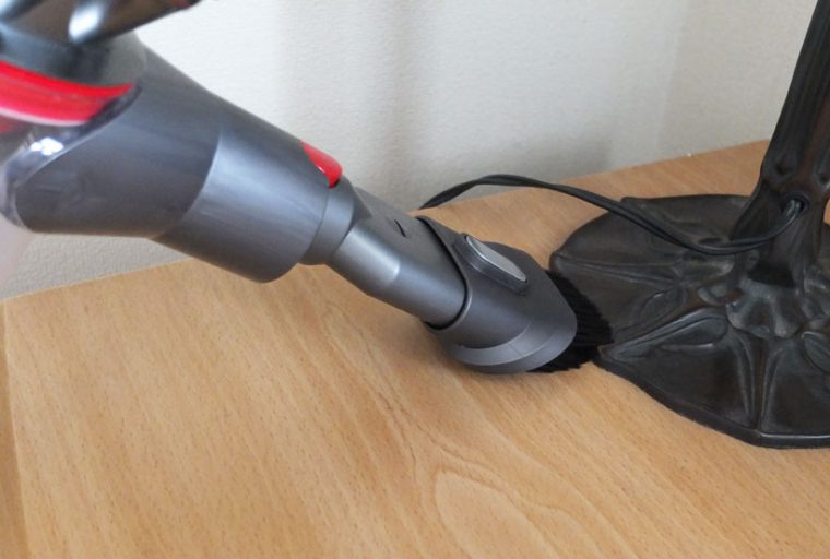 ↑コンビネーションノズルのブラシを下げると、凹凸のある場所のホコリを掃きながら掃除するの最適です。重さのあるゴミを一気に吸引したいときは、ブラシを上に上げて、ゴミと吸い込み口の距離を短くすればOKです