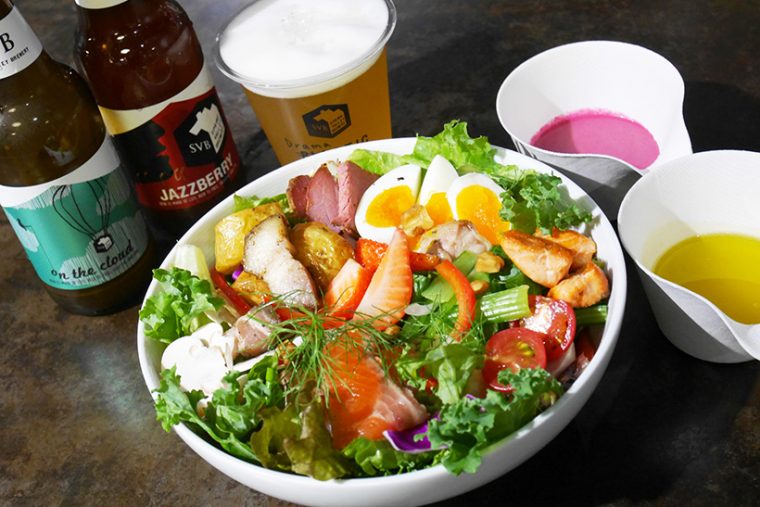 ↑カスタマイズサラダ(1500円)。ベース野菜、トッピング具材、ドレッシングをそれぞれ数種類から好みに仕立てる逸品です
