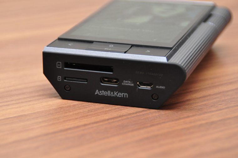 ↑SDカードスロット、USB端子はそれぞれに違う種類・役割のものを搭載している
