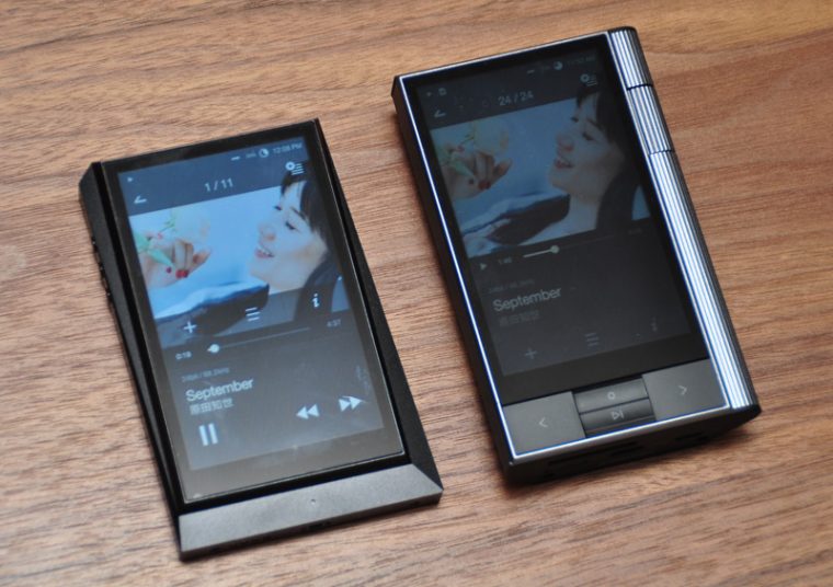 ↑AK300と本体のサイズを比較。縦が少し長くなっている