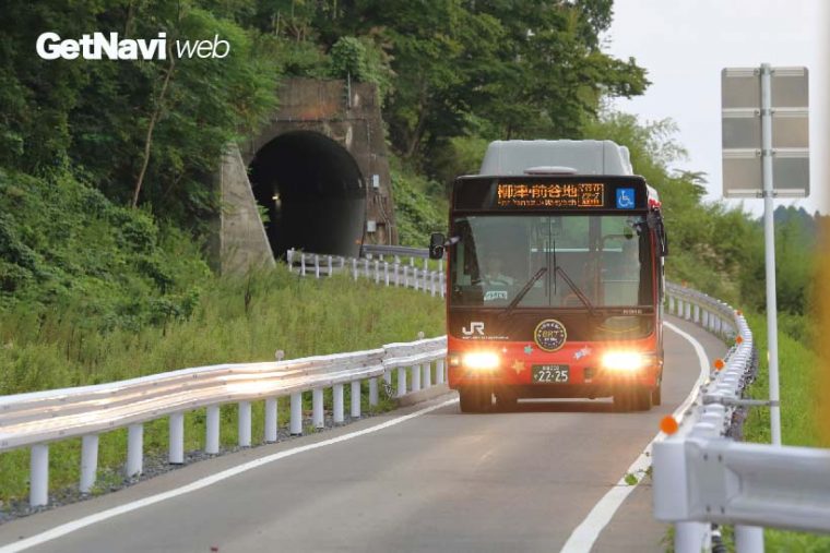 ↑線路跡を舗装して専用道路とした気仙沼線BRT。一般車は入れないように工夫されている
