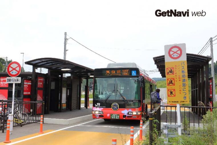 ↑気仙沼線の陸前戸倉駅には、BRT専用の“ホーム”と待合室などが設けられる。また、駅前には駐車スペースも完備