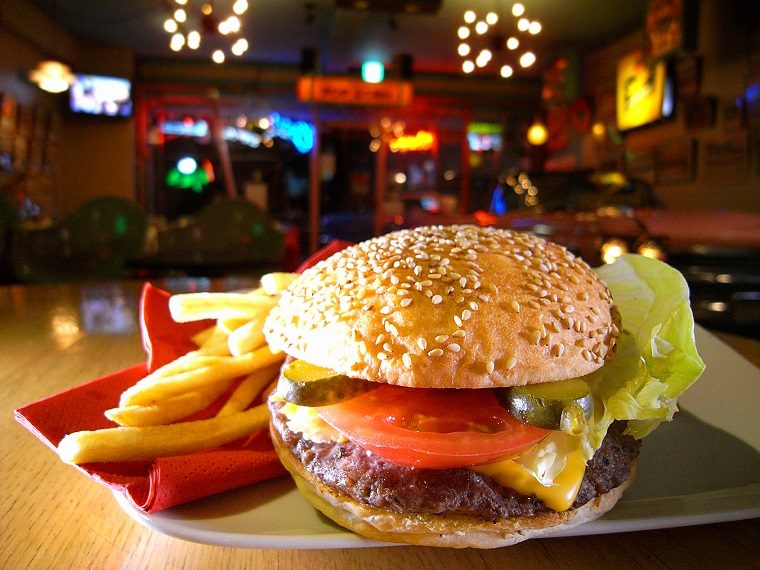 ↑一度食べたら忘れられない「チーズバーガー」(1112円)。プンプンと漂うシーズニングのにが強烈に食欲をそそる