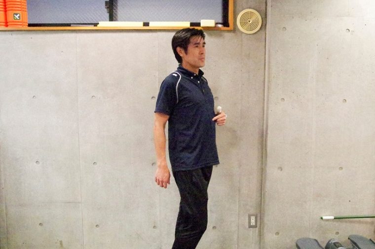 ↑かつては競歩の日本代表選手だった園原さん。指をさしている部分がみぞおちだ