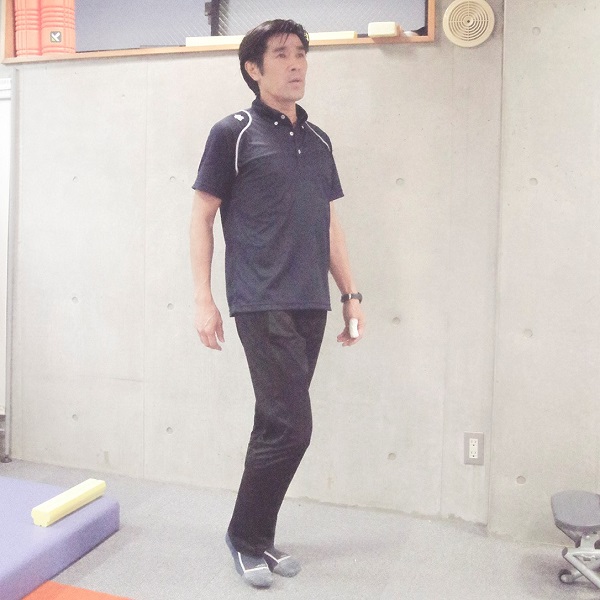 ↑足は内転筋同士をぶつけるぐらいに近いところを通す