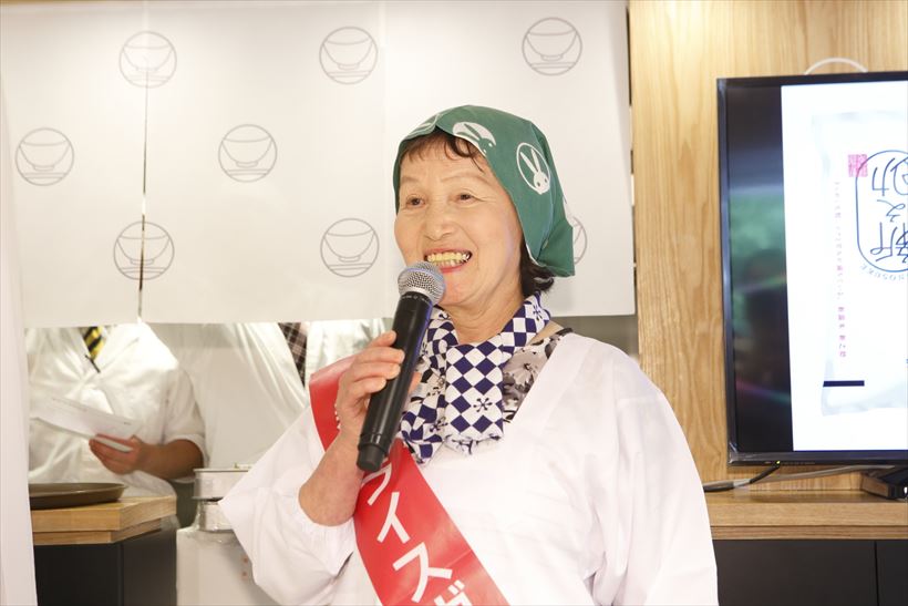 ↑「新潟ライスガールズ」の大坂昌子さん。「Wおどり炊き」で炊いた新之助の感想は「きらめく大粒、自慢の息子」でした