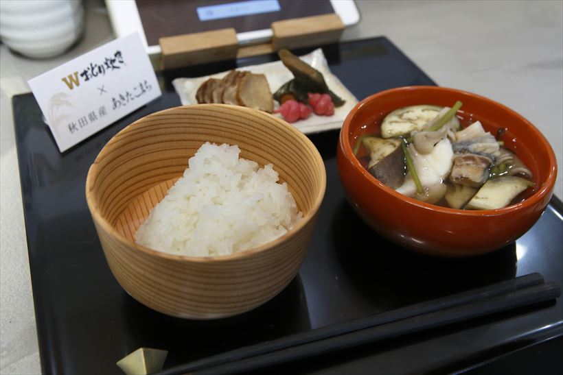 ↑秋田県の「あきたこまち御膳」。監修は「料亭 濱乃家」女将、竹島仁子氏。ご飯のお供は「彩りがっこづくし」、汁物は「鯛の塩魚汁かやき」
