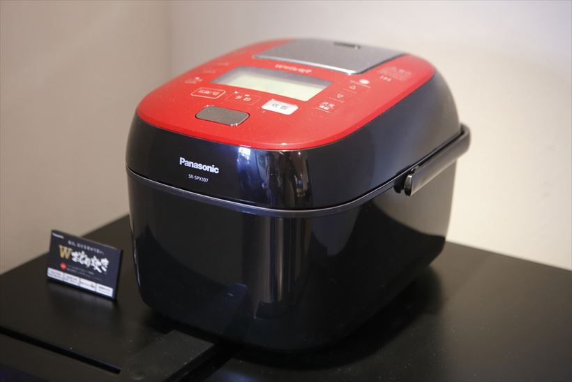 ↑6月1日に発売されたパナソニックの最新炊飯器「Wおどり炊き SR-SPX107」(実売価格11万6640円)。同店のごはんは、すべてこの「Wおどり炊き」で炊き上げます