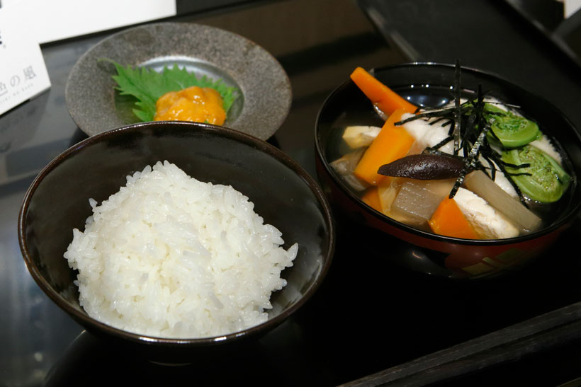 ↑岩手県「金色の風御膳」。監修は「料亭 駒龍」料理長、篠原宏達氏。ご飯のお供は「北三陸産濃厚塩うに」、汁物は「とろろ香るのっぺい汁」