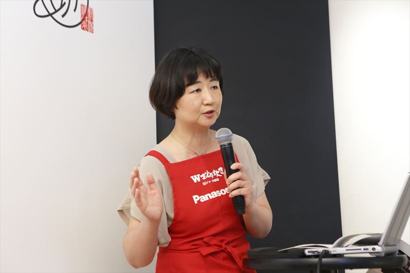 ↑ライスレディのリーダー、加古さおりさん。「ライスレディは、ごはんを調理科学の観点から米、水、火加減に分け、それぞれどうやったらおいしく炊けるか研究をしている開発技術者。現在のライスレディは6名おり、炊いては食べ、設定に反映してということを繰り返しています」と語ってくれました