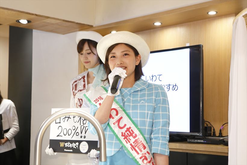 ↑「いわて純情むすめ」の田中舘美咲さん。「Wおどり炊き」で炊いたご飯は、岩手の黄金文化にかけて「米と釜の黄金比」と表現