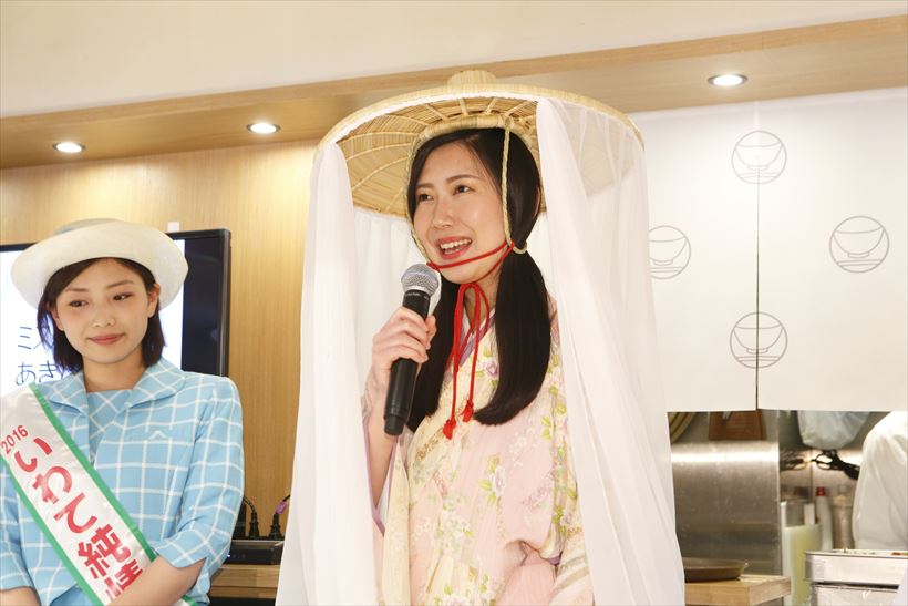 ↑「ミスあきたこまち」赤坂真依さん。「Wおどり炊き」で炊いたデビュー30周年のあきたこまちを「一途な小町を永く愛して」とアピール