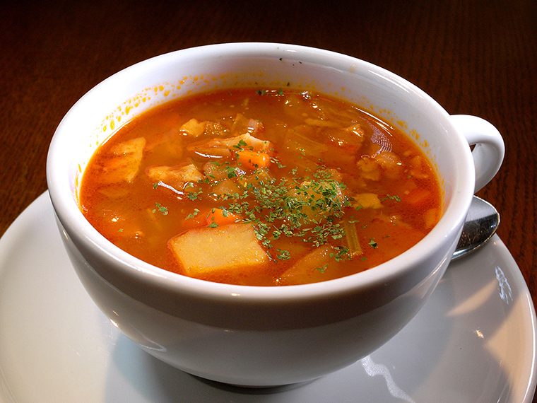 ↑セットメニューで大活躍の「野菜たっぷりミネストローネ」(単品626円)。ニンジン、ジャガイモ、タマネギ、セロリ、キャベツ、ベーコンがゴロゴロ