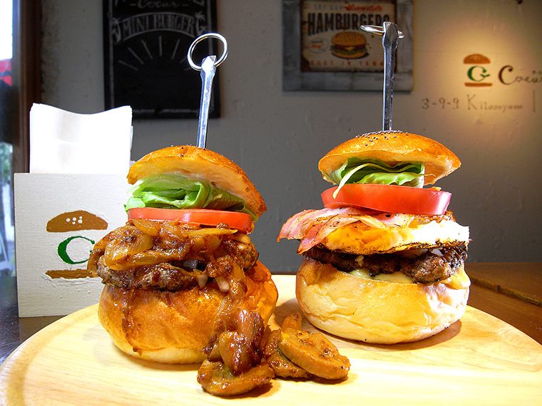 ↑ユニークな「ミニビーフストロガノフバーガー」(左・単品918円)と定番の「ミニベーコンエッグバーガー」(右・単品810円)。フライドポテトとスープが付いたバーガー2個セットが大人気