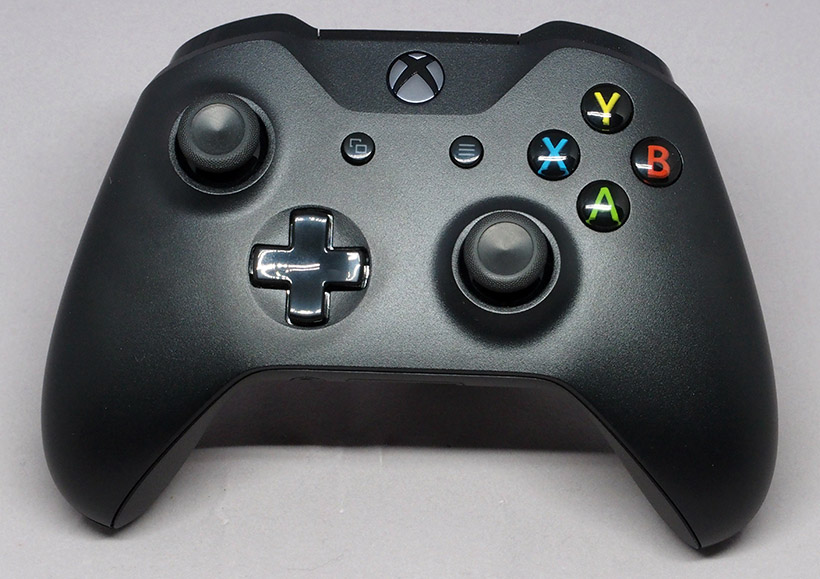 ↑Xbox One コントローラー。正面には電源ボタンのなど7つのボタンと2つのアナログスティック、1つの十字キーがあります