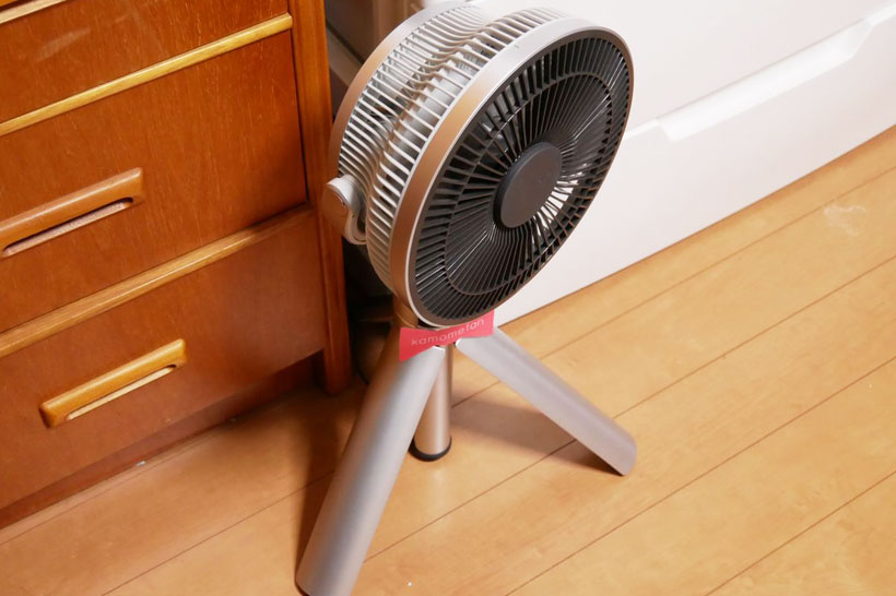 「台座がない扇風機」がここまで便利だったとは! 徐々に弱まる「おやすみ風」も快適な三脚式「カモメファン」の実力