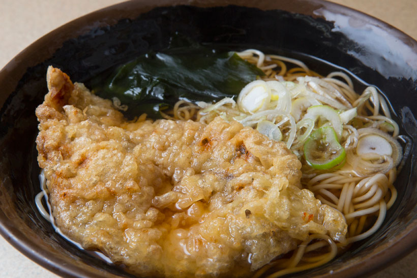 【立ち食いそば】ロースのうまみがジワジワくる! 格安の豚天そばや旬の天ぷらを狙いたい神保町「肥後一文字ゃ」