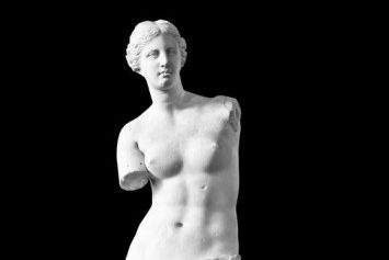 古代の彫刻に見る腹筋が割れている人たちの世界