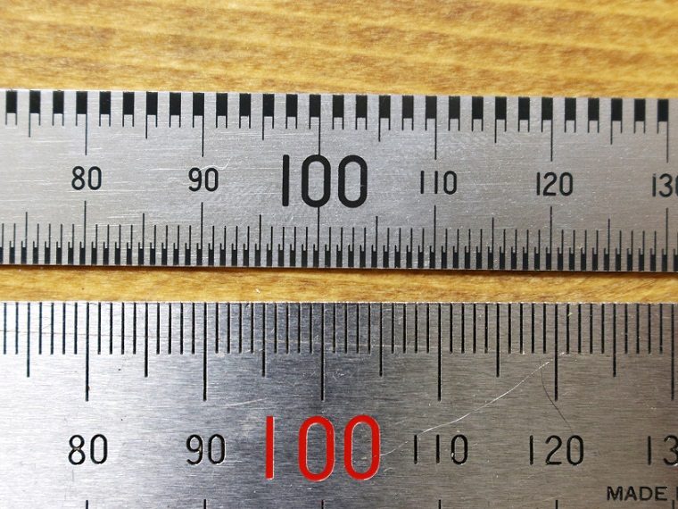 ↑本当の定規の目盛り(上)。帯と隙間はそれぞれ1㎜幅となっている
