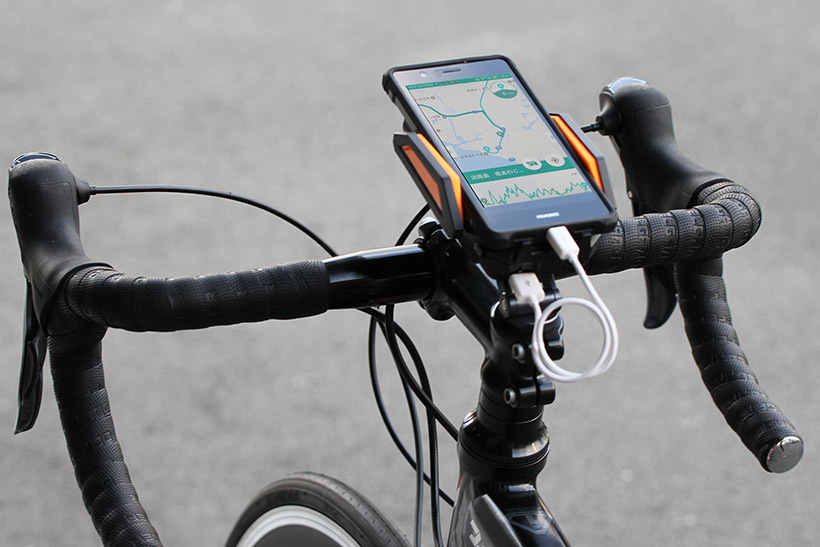 もう電池切れで泣かない! 自転車走行中にスマホを充電できるバッテリー付きスマホホルダー