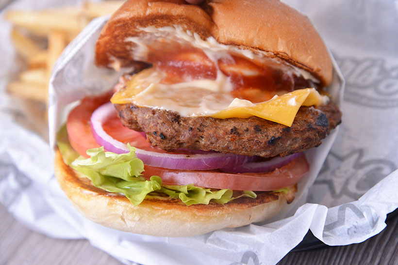 ↑オリジナルシックバーガー（1/3LB 918円、1/2LB 1134円）。定番の一品で、アンガス牛100％の直火焼きパティと、レッドチェダーチーズの濃厚なマッチングがたまりません