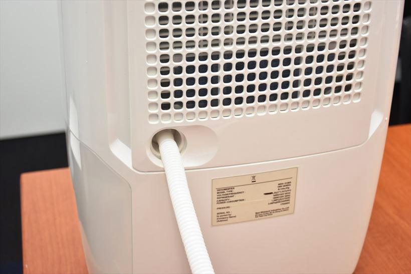 ↑付属の排水ホースをつなげば連続排水にも対応する