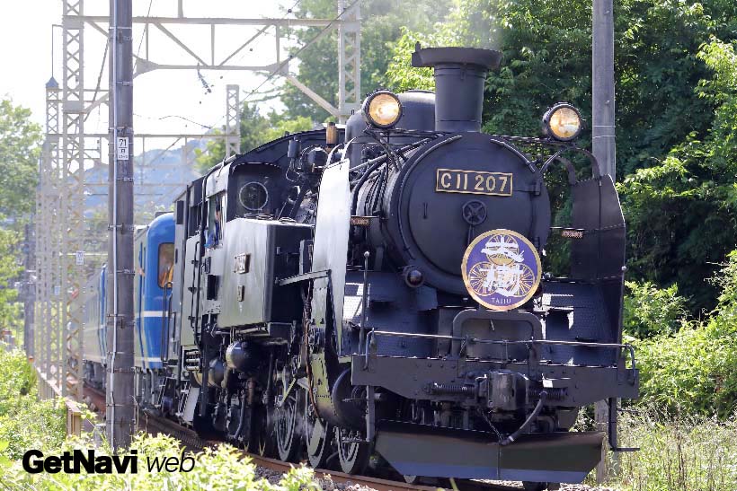 ↑下り試運転列車は鬼怒川橋梁を越え、新高徳駅前の急カーブにさしかかる
