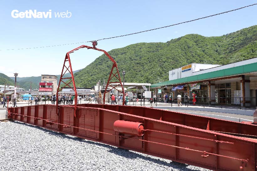 ↑鬼怒川温泉駅の目の前に設置された転車台。鬼怒川温泉の名物になることは間違いないだろう