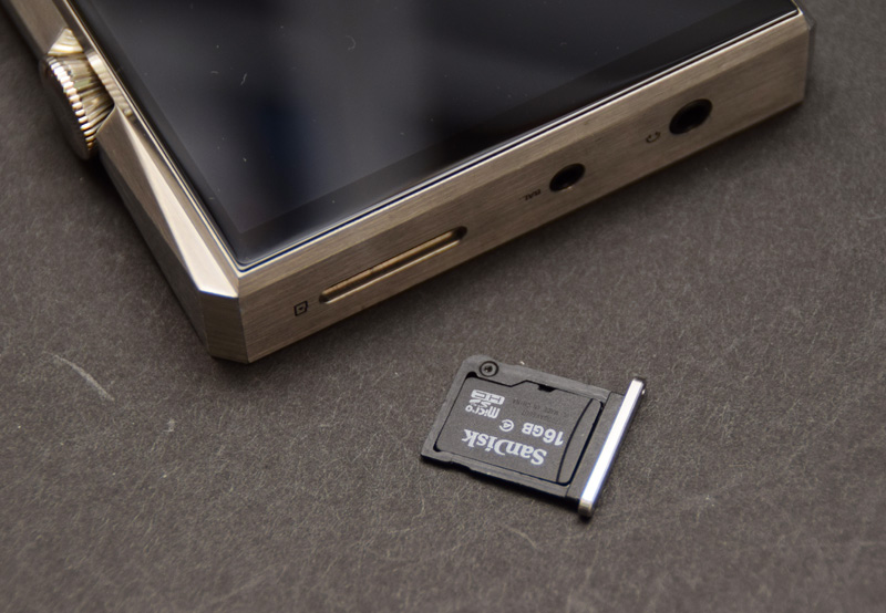 ↑SDカードスロットは本体のトップに配置。専用のピンで開ける