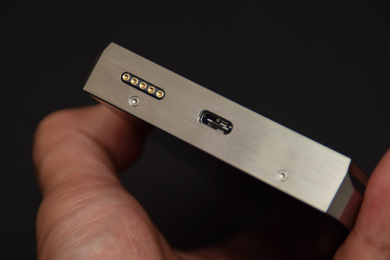 ↑底面にUSB Type-C端子を搭載。隣の5ピン端子は機能拡張などのためにも使える