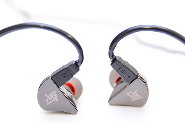 人気のU-5000イヤホンが日本仕様に! 形状やチューニングにこだわった「AUGLAMOUR R8-J」
