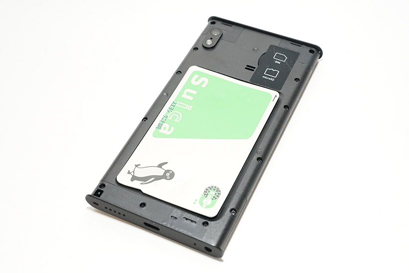 ↑Suicaを入れてみました。カバーを閉じると、まるでおサイフケータイのようにスマホをタッチするだけで自動改札を通過できます