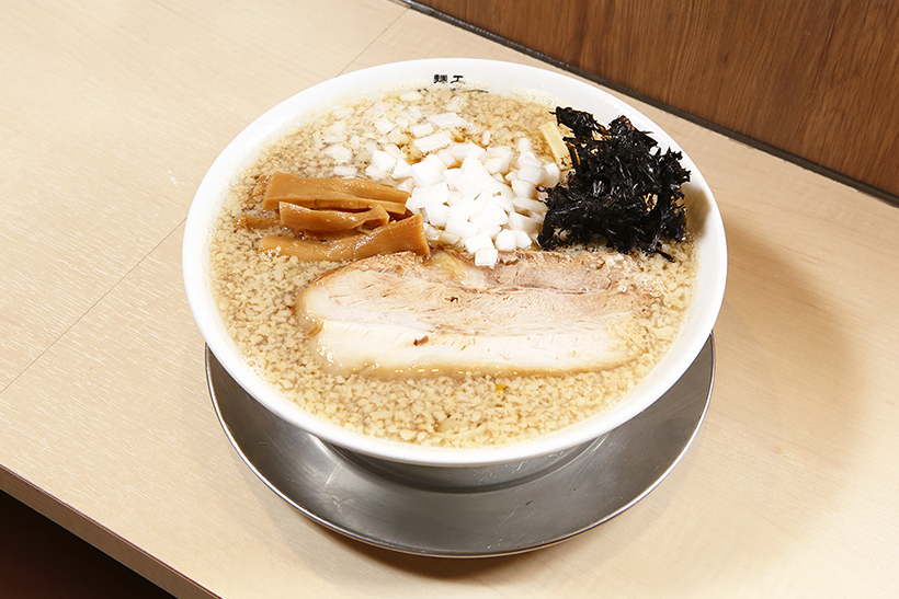 「燕三条系ラーメン」がじわじわと勢力を拡大中! 田中 貴も足繁く通う“背脂煮干し”の実力とは?