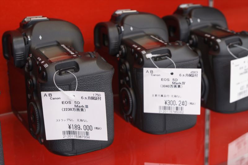 ↑左はキヤノンのEOS 5D Mark III、右はEOS 5D Mark IV。どちらもABランクだが、10万円以上の価格差がある(※価格は取材時のもの/2017.5月上旬)