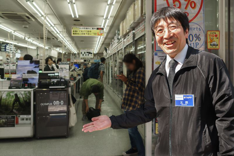↑フジヤカメラ本店の販売・販促課長、北原弘明さん。「最新モデルではなく、ひとつ前かふたつ前くらいのモデルを狙うのが賢い買い方かもしれません」