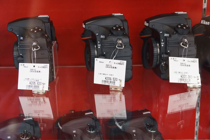 ↑同じ製品が複数台ある場合は、それらをガラスケースから出してもらい、外観の状態などを比較するのがいい
