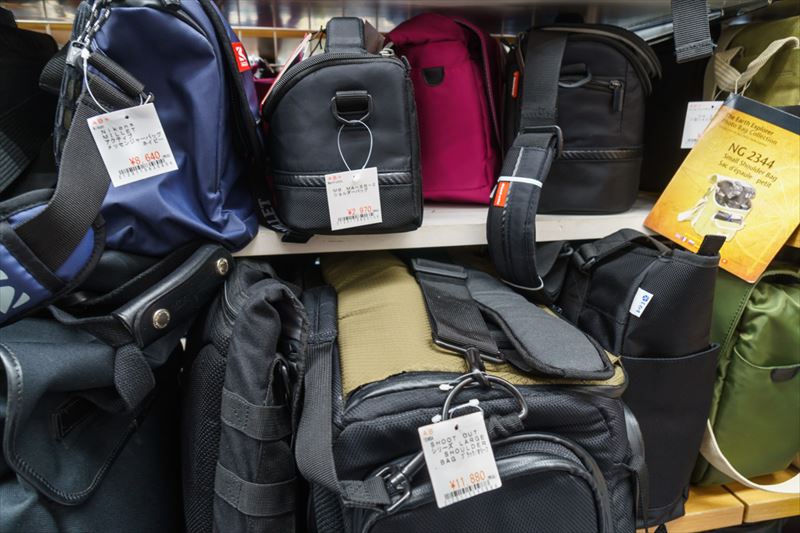 ↑カメラやレンズに限らず、カメラバッグなど写真に関する用品なら幅広く買い取りや中古購入ができる