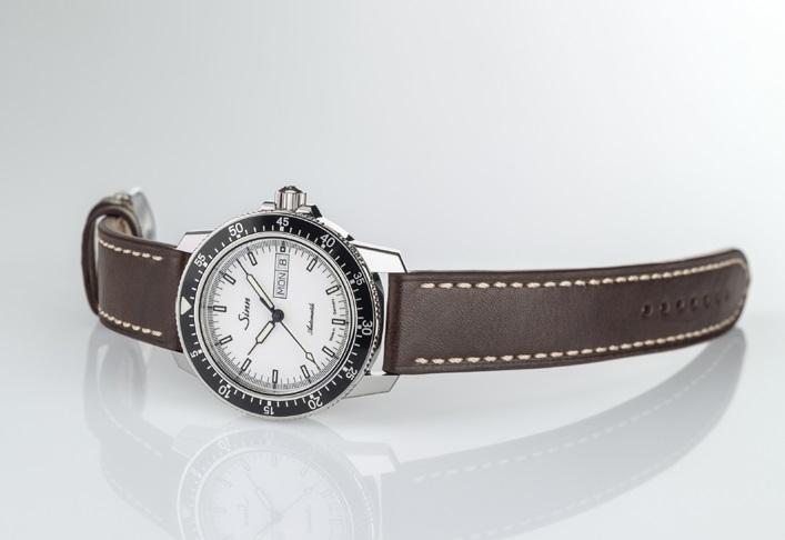 ↑Sinn「104.ST.SA.IW」23万7600円(カウレザー仕様)、30万2400円(5連ブレス仕様)/Ref.SW220-1/自動巻き/20気圧防水/直径41mm。厚さ11.5mm