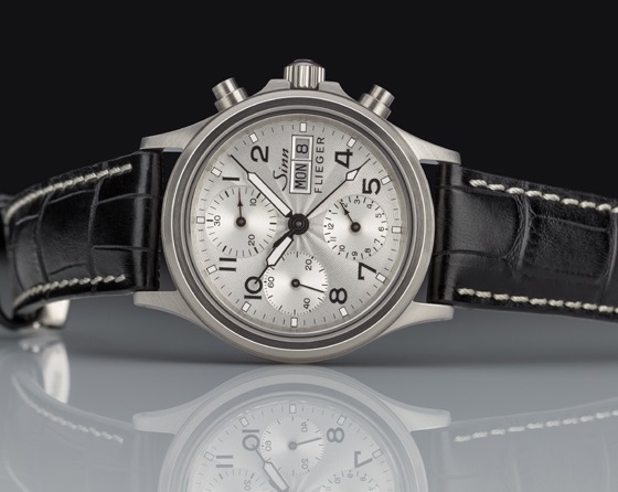 ↑Sinn「356.SA.FLIEGER.Ⅲ」39万9600円（型押しレザー仕様）、45万3600円（５連ブレス仕様）/Ref.SW500/自動巻き/10気圧防水/直径38.5mm、厚さ15mm