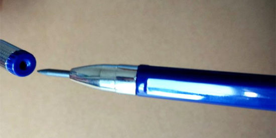 ↑キャップの穴が芯の削り器になっています。尖らせれば細い文字を書くことも可能です