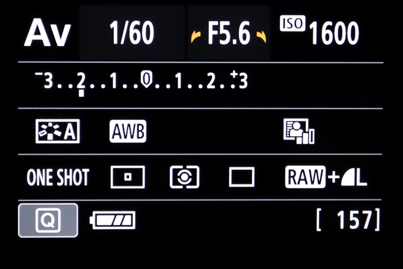 ↑EOS Kiss X8iのUI。設定の解説文などは表示されるが、グラフィックとしては少し地味。撮影情報の視認性は高く、カメラに慣れたユーザーには使いやすい
