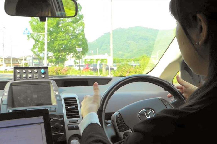 【緊張と感嘆の動画】ハンドル握らず手に汗握る!? 自動運転するクルマを車内から見たらスゴかった！