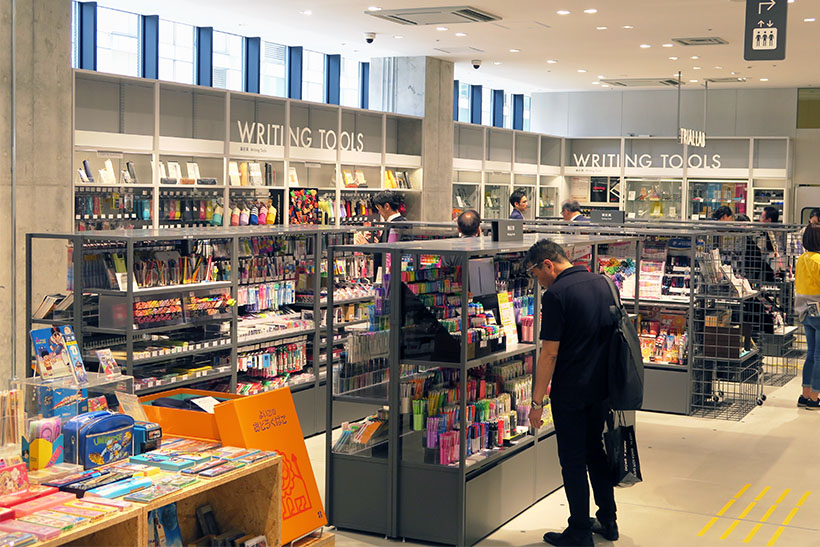 ↑店内は「OFFICE SUPPLIES」や「WRITING TOOLS」といったように、遠くからでもどのコーナーがどこにあるかわかるようになっている