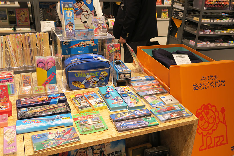 ↑高畑正幸さんが監修した「小文具 古文具」には、昔懐かしの文房具が並ぶ(展示のみ)