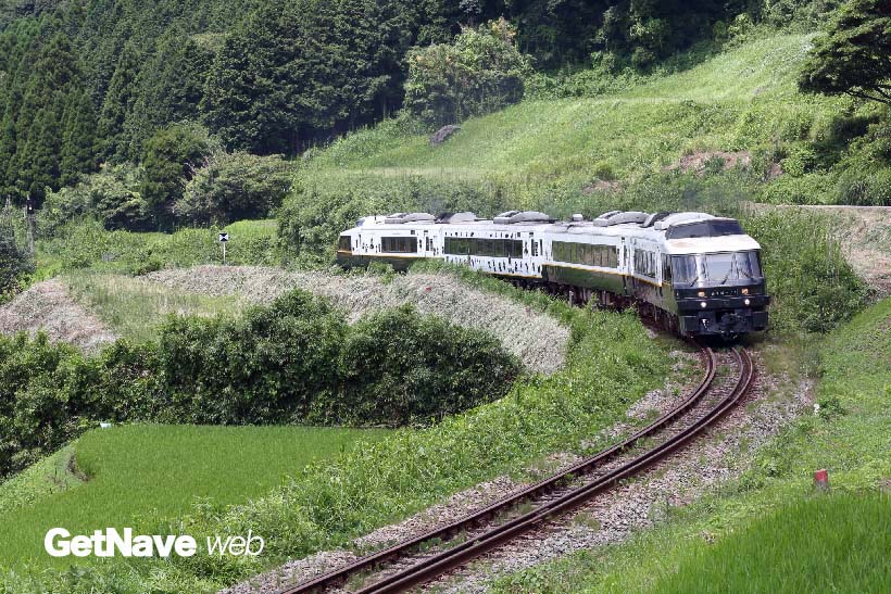 ↑立野駅から赤水駅へ向かう途中の一コマ。棚田の中をゆっくり登る様子が絵になった