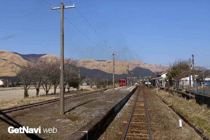 ↑(震災前)赤水駅を通過する「あそぼーい!」の車内からは、外輪山が美しく望めた